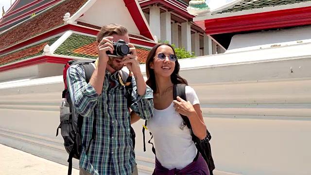 一对旅游背包客在泰国的寺庙拍照视频素材