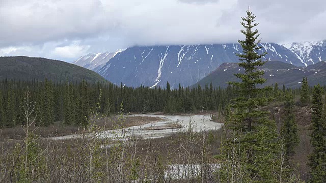 阿拉斯加德纳里公园，河上云山视频素材