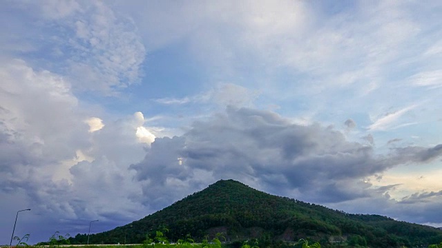 日落前山云的时间流逝视频素材