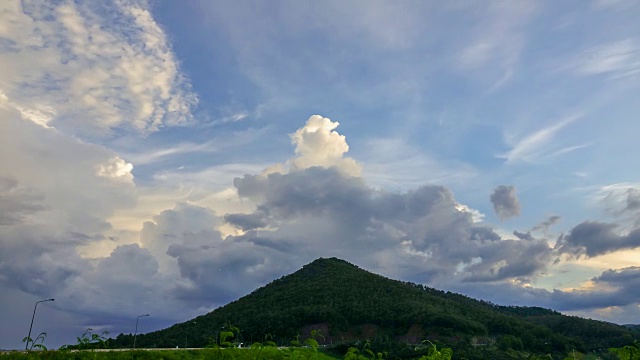 日落前山云的时间流逝视频素材