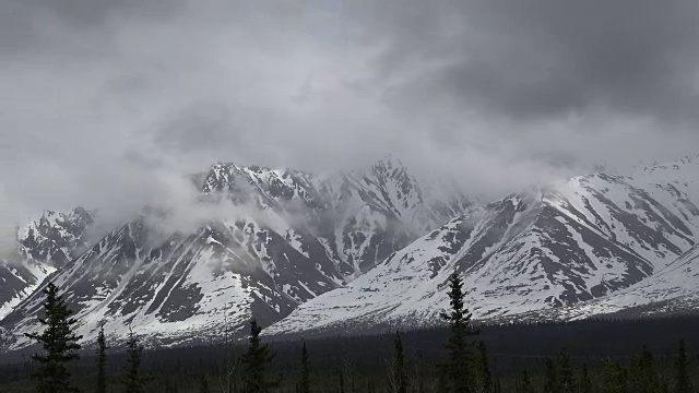 阿拉斯加的云在山脉上视频素材