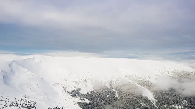 雪山山峰在云中视频素材