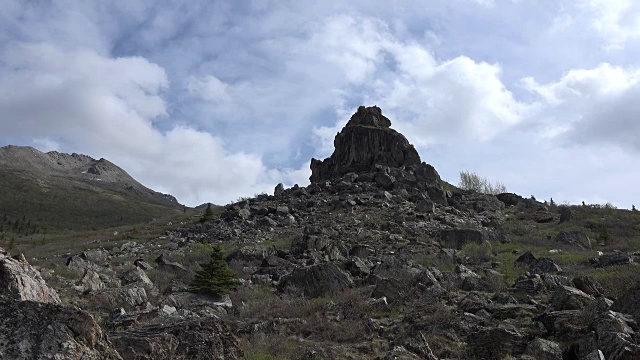 阿拉斯加云在岩石尖峰时间流逝视频素材