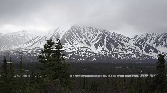 阿拉斯加雪山和低云放大视频素材