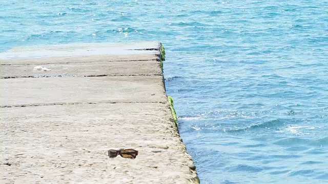 女人在海里游泳视频素材