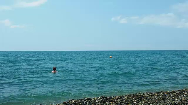 女人在海里游泳视频素材