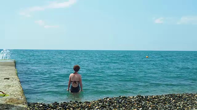 女人在海里游泳视频素材