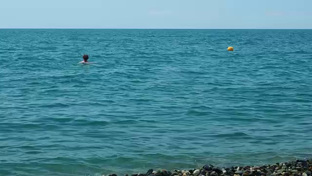 女人在海里游泳视频素材