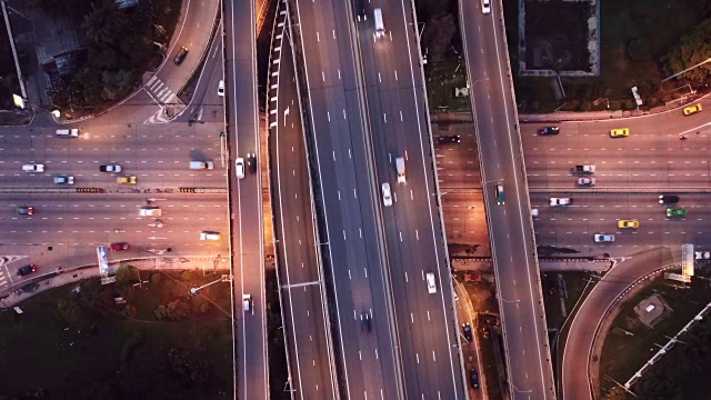 高速公路交叉口鸟瞰图，城市交通繁忙，夜间高速行驶。跨越式运输桥梁视频素材