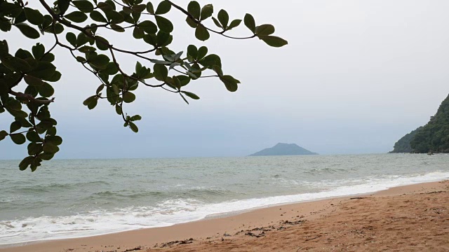 海滩沙滩的景观，在暴风雨来临前的傍晚气氛视频素材