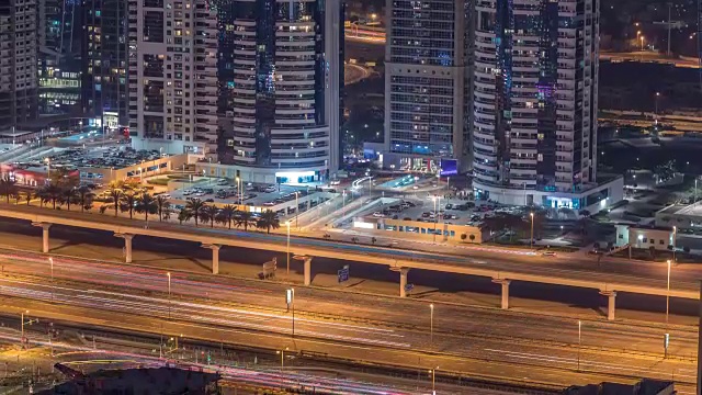 令人惊叹的屋顶视图，围绕迪拜码头和JLT摩天大楼谢赫扎耶德路视频素材