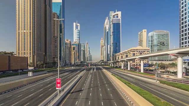 繁忙的谢赫扎耶德公路，地铁和现代摩天大楼在奢华的迪拜城市周围视频素材