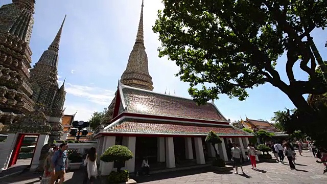 美丽的宝塔与游客在Wat Pho寺庙在泰国曼谷视频素材