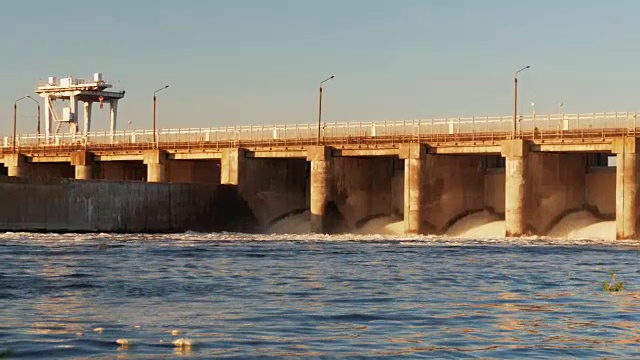 大坝在水库，水电站在日落时分视频素材