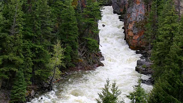 米克米恩河流经峡谷视频素材