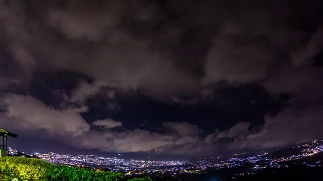 夜空映衬下的城市鸟瞰图视频素材