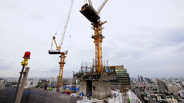 建筑工地建筑与塔吊和多云的天空背景在曼谷，泰国，4K时间流逝视频素材