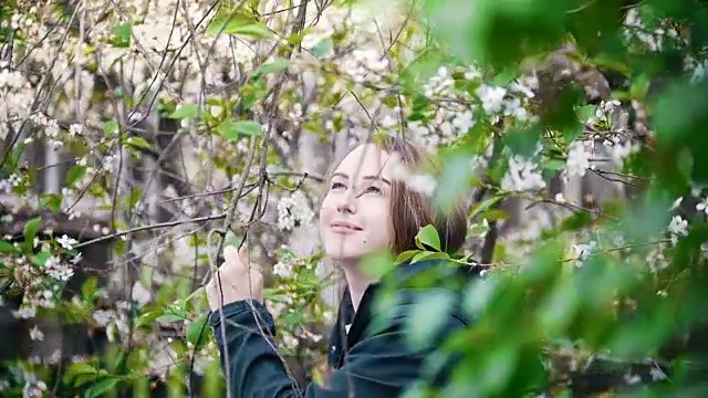 盛开的丁香，女孩享受着花香视频素材