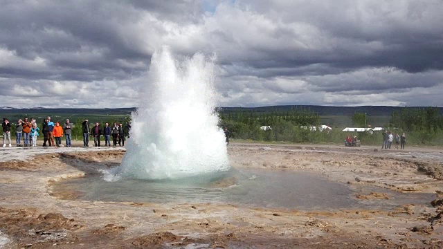 冰岛Haukadalur Strokkur间歇泉喷发视频素材