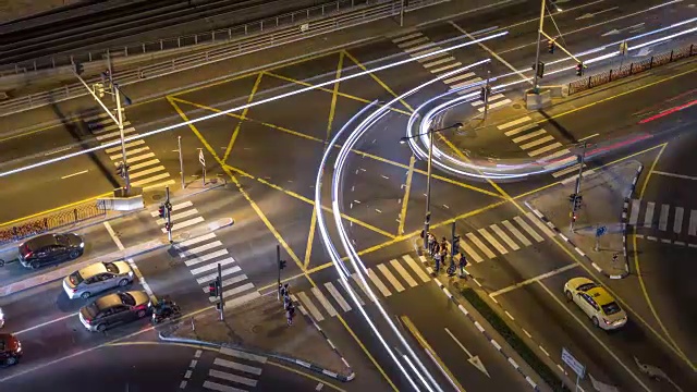 鸟瞰图的道路交叉口在一个大城市的夜晚时间推移视频素材