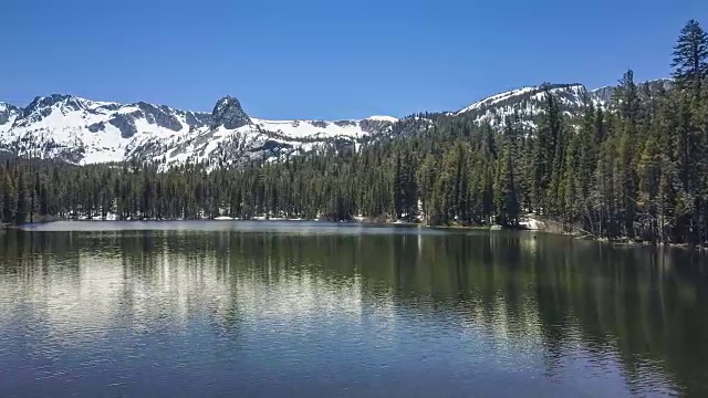 庞大的山湖视频下载