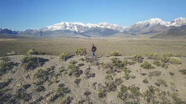 在内华达山脉地区的火山脊上徒步旅行的男子视频下载