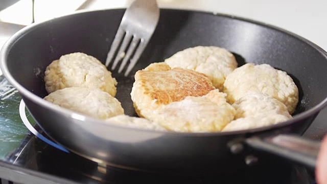 女人用手在煎锅里煎薄饼视频素材