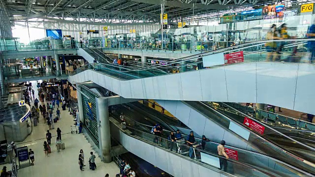 在电车上的延时或4K Hyperlapse:旅客在泰国素万那普机场离境登机站的人群视频素材