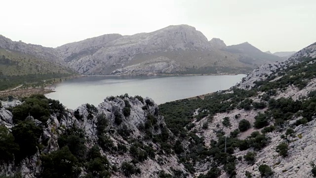 瓜星人布劳湖马略卡岛Gorg Blau Lake, Mallorca视频素材