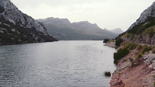 瓜星人布劳湖马略卡岛Gorg Blau Lake, Mallorca视频素材