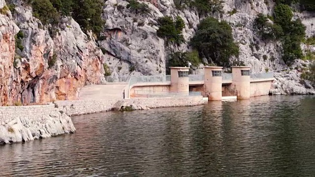 瓜星人布劳湖马略卡岛Gorg Blau Lake, Mallorca视频素材