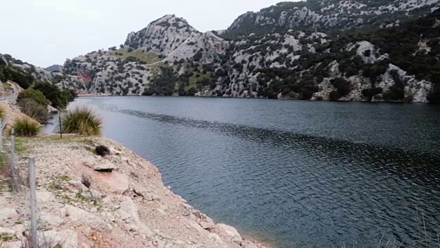 瓜星人布劳湖马略卡岛Gorg Blau Lake, Mallorca视频素材