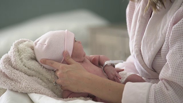 一位年轻的母亲抱着她刚出生的婴儿视频素材