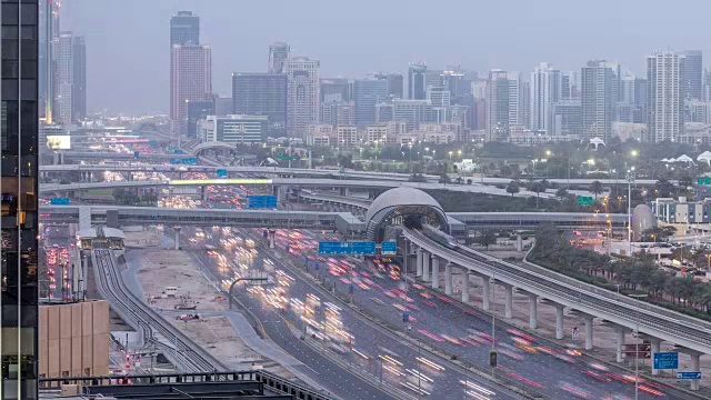 从空中俯瞰朱美拉湖的高楼大厦，日夜与谢赫扎耶德公路上的交通时间流逝视频素材