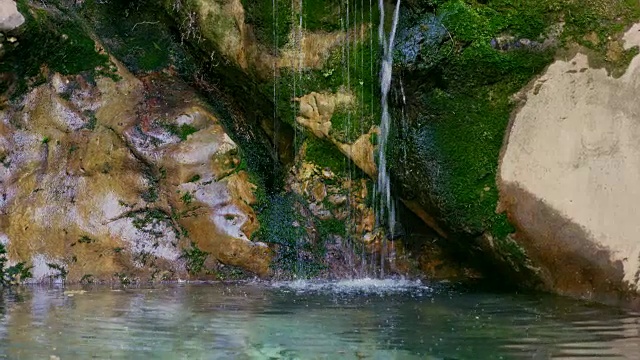 山上有湖和石窟，有水视频素材