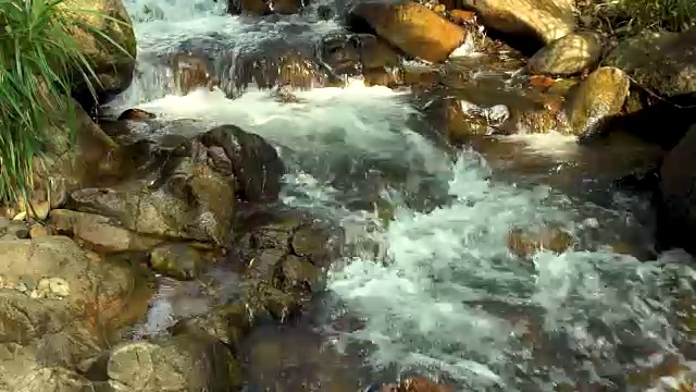 湍急的水流在岩石河在山区近距离。山河水流湍急。美丽的风景，野生的自然视频素材