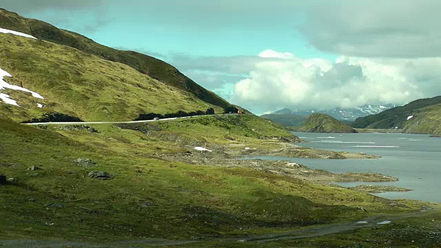 挪威美丽的风景，湖泊和道路。挪威山区的一条路。视频素材