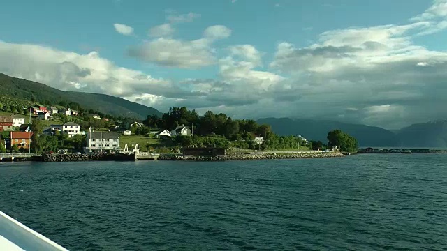 挪威美丽的风景，湖泊和道路。挪威山区的一条路。视频素材