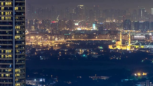 阿联酋，迪拜的德拉和沙迦地区的天际线在夜晚流逝视频素材