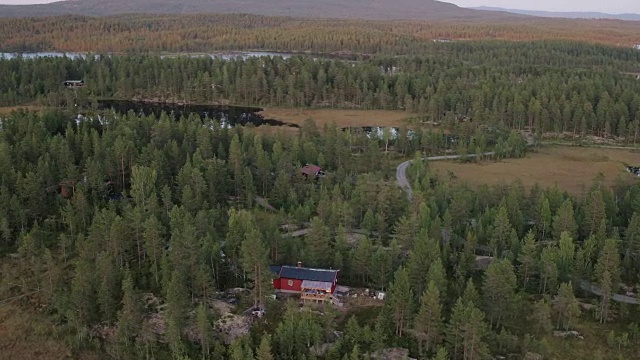 无人机拍摄到挪威森林里的一间小屋视频素材