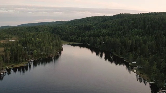 一架无人机在挪威峡湾上空被击落视频素材