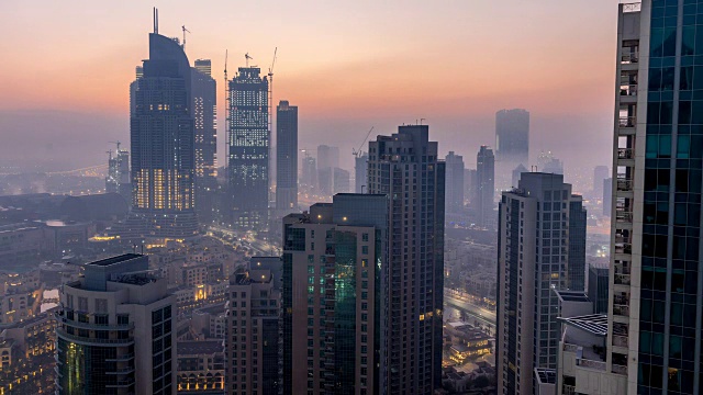 迪拜市中心大雾弥漫的早晨，从夜晚到白天的时间流逝视频素材