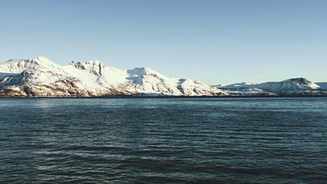 挪威特罗姆瑟附近的雪山和峡湾视频素材