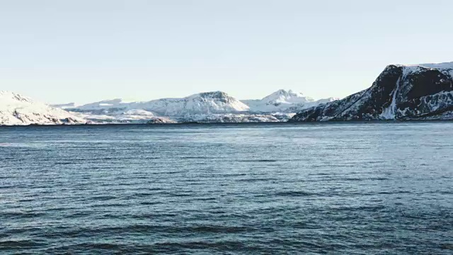 挪威特罗姆瑟附近的雪山和峡湾视频素材