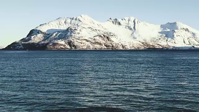 挪威特罗姆瑟附近的雪山和峡湾视频素材