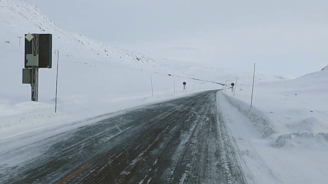 挪威冰冻的街道/公路/高速公路(冬天)视频素材