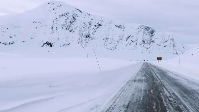 挪威冰冻的街道/公路/高速公路(冬天)视频素材