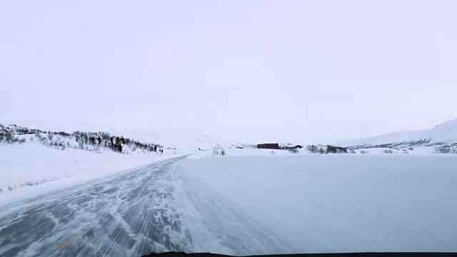 在挪威冰冻的街道/公路/高速公路上行驶(冬天)视频素材