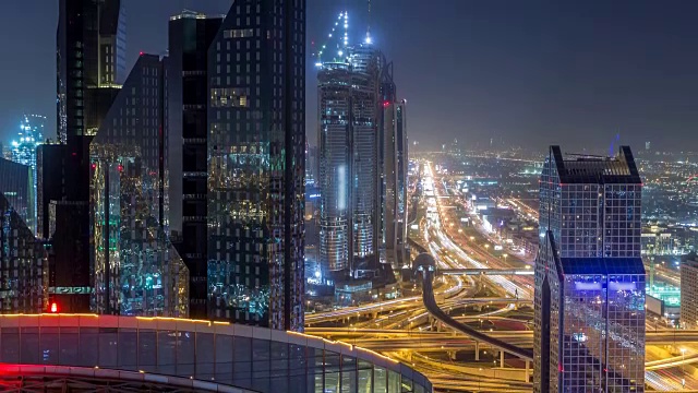 迪拜市中心的天际线夜景和谢赫扎耶德的道路交通，阿联酋视频素材