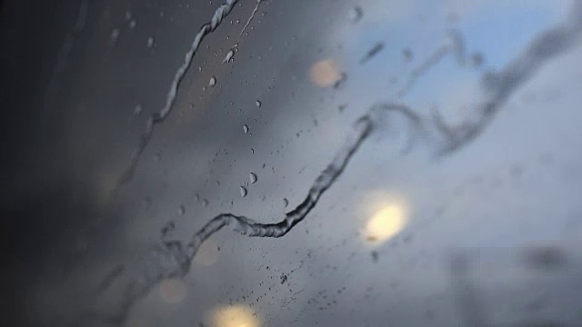 雨和光的窗口移动车辆现代旅行概念视频素材